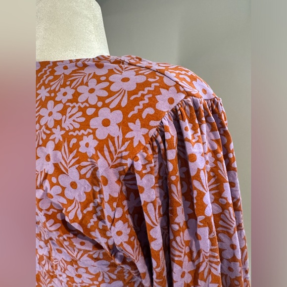 ASOS DESIGN Curve stretch wrap blouse with puff sleeves in retro floral print - Picture 8 of 9